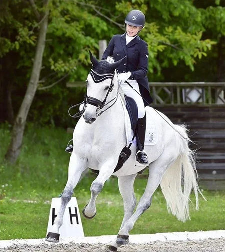 德国真是马术人才济济啊!34岁德国球星诺伊尔19岁新欢和27岁妻子竟都是骑手 青马网大陆马 (4).jpg