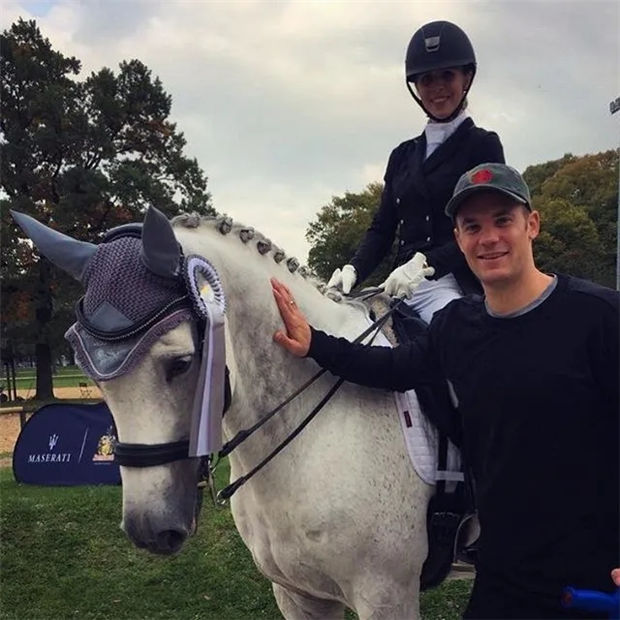 德国真是马术人才济济啊!34岁德国球星诺伊尔19岁新欢和27岁妻子竟都是骑手 青马网大陆马 (9).jpg