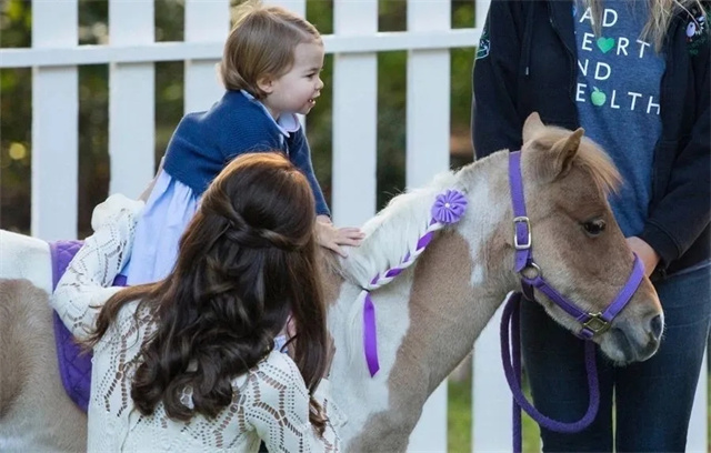 有马陪伴的童年就是这么与众不同!竟有这么多爱骑马的明星孩子!大陆赛马网 赛马 (2).jpg