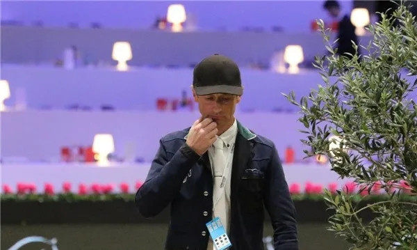 爱尔兰马术名将丹尼斯·林奇新获三匹顶级赛马 青马网大陆马.jpg