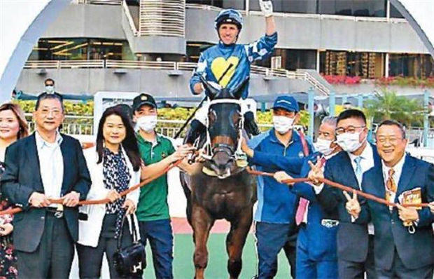 曾志伟爱驹爆冷进前三!“表表马”一路绝尘差点问鼎百万奖金赛马冠军 大陆赛马网 (2).jpg