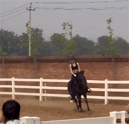 110万人关注!谷爱凌马背炫腹~一般人千万不要学! 大陆马 (1).jpg