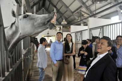 世界华商大会部分参会代表考察成都现代五项赛事中心 大陆赛马网