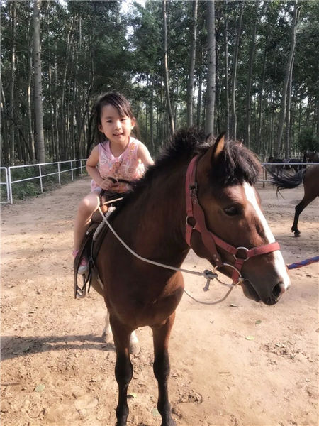 5岁小女孩胡妤暄:迫不及待想参加比赛,与我的马儿一起庆祝胜利! 青马网大陆马 (6).jpg