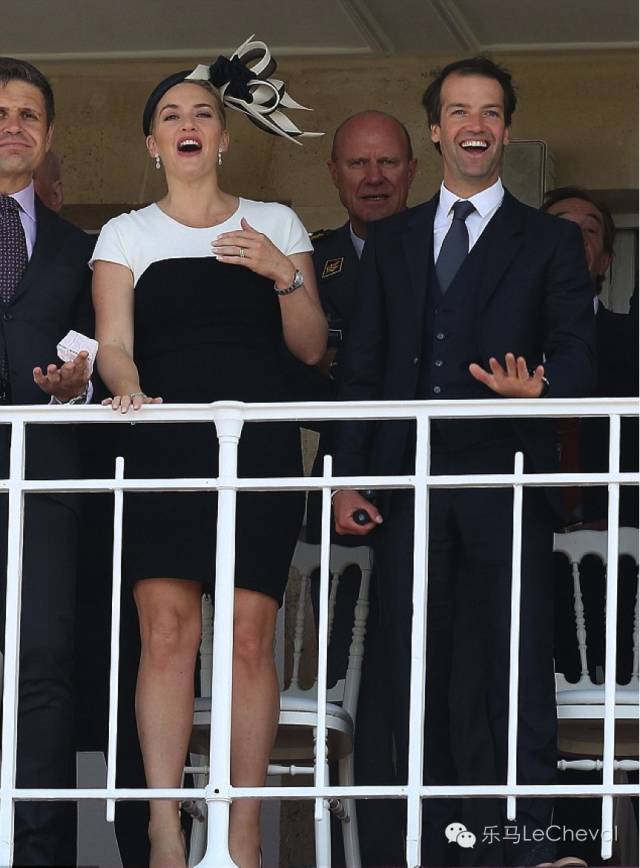 赛马场上体会真正的法式优雅:这么穿戴就是戴安娜优雅小姐! 31.jpg