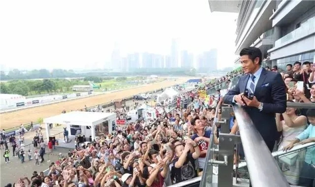 马场秀恩爱:天王郭富城携妻方媛现场观看爱驹“舞士精神”比赛 大陆赛马网 赛马网 赛马 (13).jpg