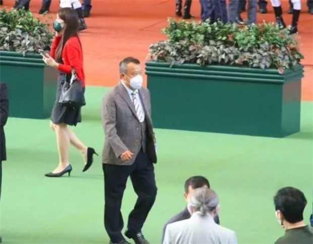 曾志伟爱驹爆冷进前三!“表表马”一路绝尘差点问鼎百万奖金赛马冠军 大陆赛马网 (1).jpg