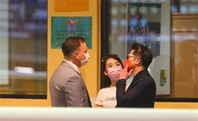 马场秀恩爱:天王郭富城携妻方媛现场观看爱驹“舞士精神”比赛 大陆赛马网 赛马网 赛马 (5).jpg