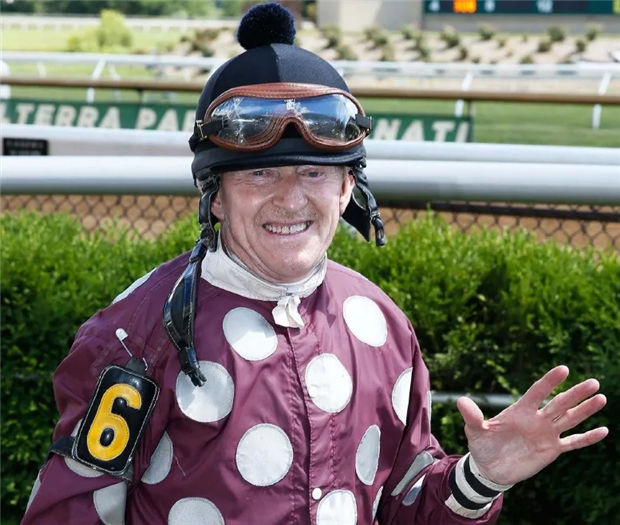 美国65岁赛马骑师一日勇夺五冠 大陆赛马网.jpg