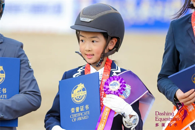 马闻早报丨“鸟巢之路”首次将U14 60cm级别分组,丁真家乡中小学开设马术课 (1).jpg