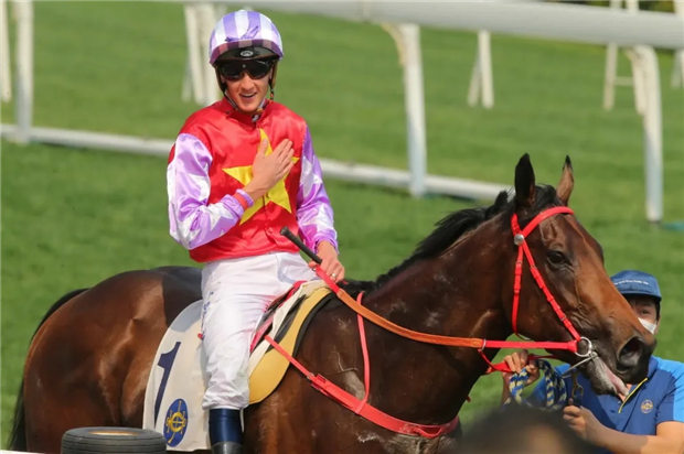 南非赛马骑师史卓丰状态大勇 香港赛马连胜8日 大陆赛马网.jpg