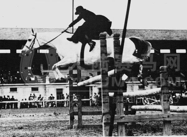 侧鞍骑马行天下!伊丽莎白女王和安吉丽娜·朱莉的珍贵侧骑照 大陆赛马网7.jpg