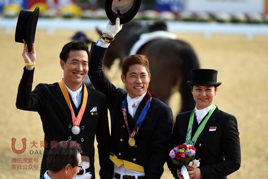 亚运会盛装舞步个人赛的冠亚军分别被韩国选手黄永植(中)和金东玄(左)夺得,印尼选手格丁·拉拉萨蒂获得了铜牌 大陆赛马网.jpg
