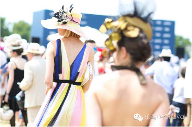 赛马场上体会真正的法式优雅:这么穿戴就是戴安娜优雅小姐! 17.jpg