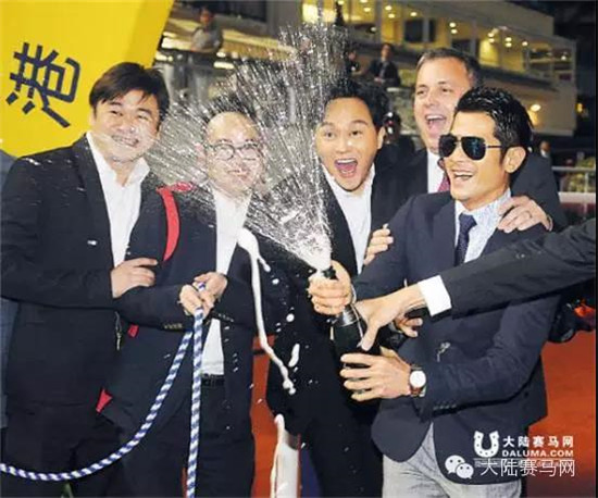 郭富城、张智霖等人开香槟庆祝“爱将”成为头马!-大陆赛马网.jpg