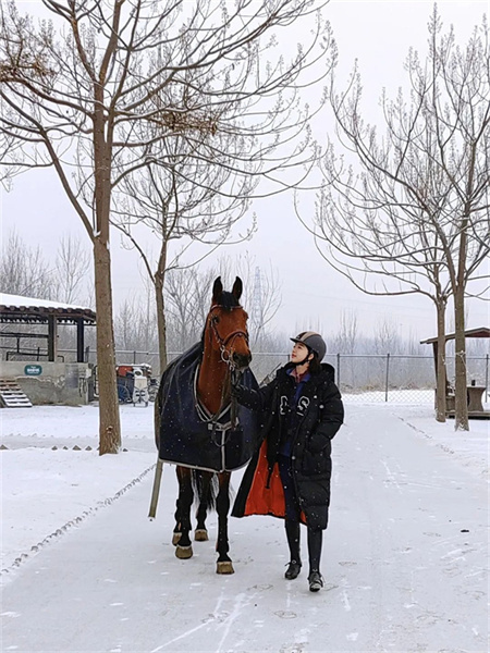 CKUR高二骑手杨慕茜:马术和学业我都要!大陆马 (3).jpg