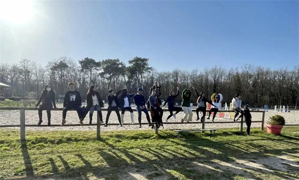 接触马术12年 任伊芳在法国开创华人马术俱乐部 大陆马 (2).jpg