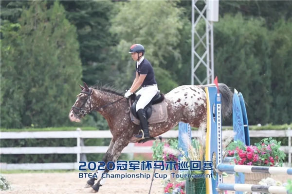 独揽两冠!CKUR中联骑士联盟17岁新星刘竞舟闪耀2020冠军杯马术巡回赛 青马网大陆马 (6).jpg