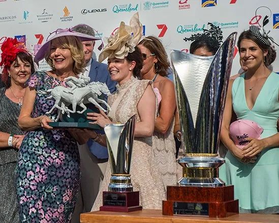 国外女性联合马主赛场合影 大陆马.jpg