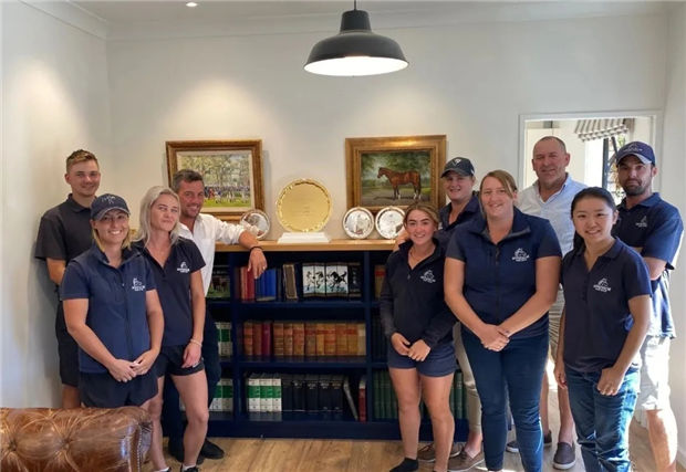 2020年觉士盾冠军金盘来到新西兰温莎公园牧场巡展 大陆赛马网.jpg