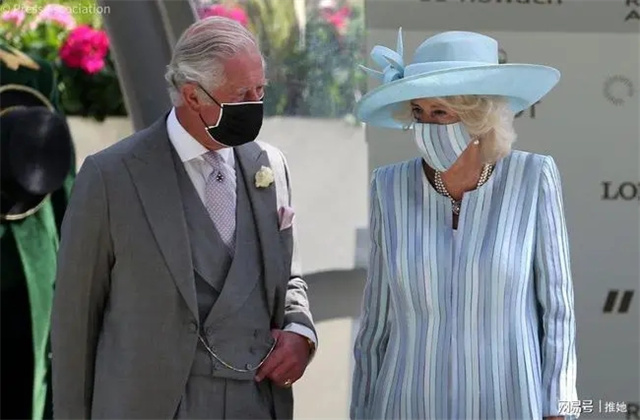 一年半后,英国人终于迎来了这场久违的狂欢,12000人盛装出席英国皇家雅士谷赛马会。 (3).jpg