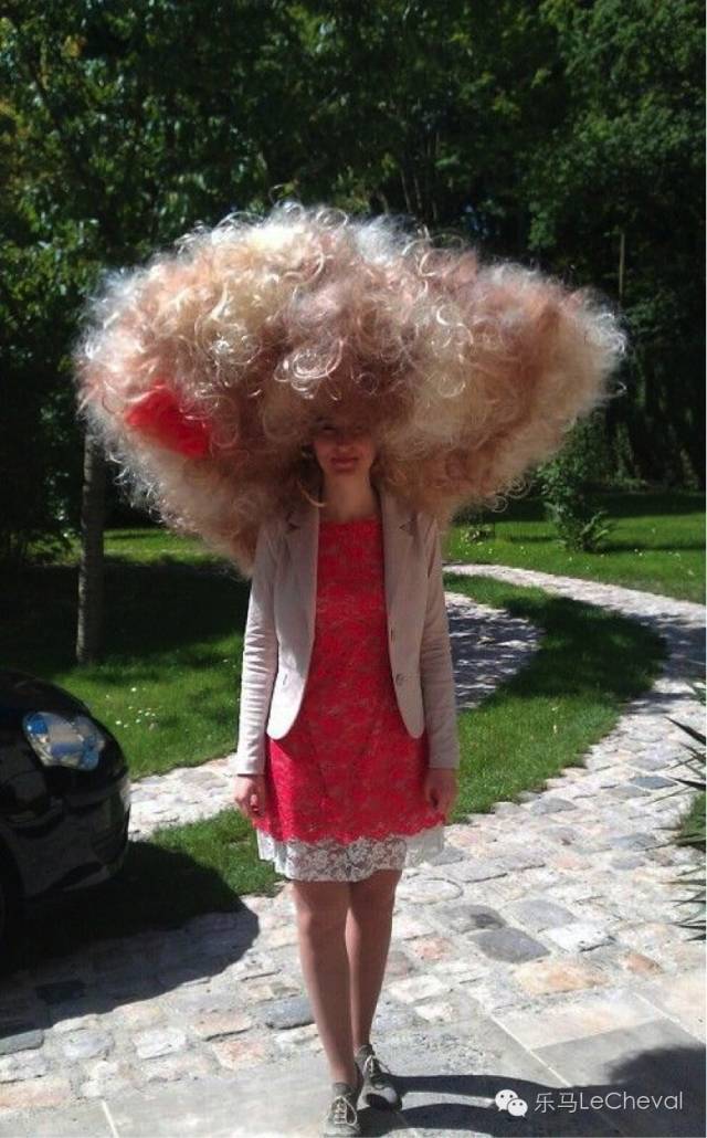 赛马场上体会真正的法式优雅:这么穿戴就是戴安娜优雅小姐! 4.jpg