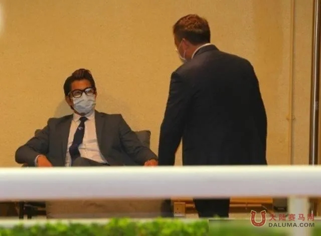 马场秀恩爱:天王郭富城携妻方媛现场观看爱驹“舞士精神”比赛 大陆赛马网 赛马网 赛马 (10).jpg