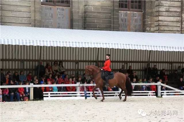 把戴安娜大奖赛带到你身边②:百年古堡是赛马场最美背景 9.jpg