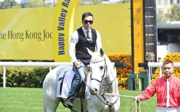 曾志伟爱驹爆冷进前三!“表表马”一路绝尘差点问鼎百万奖金赛马冠军 大陆赛马网 (7).jpg