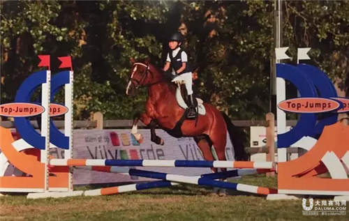 7岁小骑手王怡然比利时顺利完成首次障碍比赛1.jpg