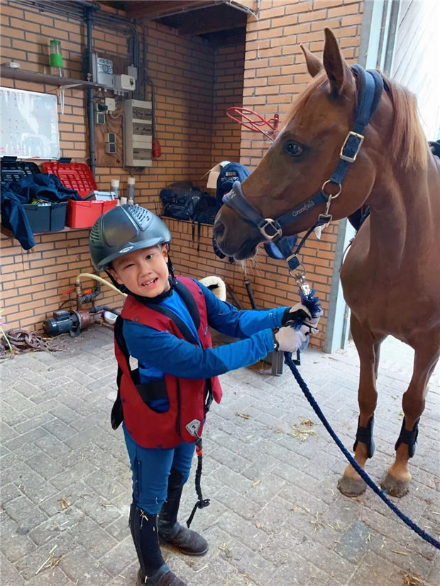 儿子和马术,CKUR中联骑士联盟马主陈齐收到的两份“生命之礼” 青马网大陆马 (2).jpg