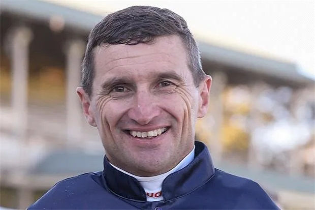 新西兰明星骑师宝逊考虑疫情之后全家移居悉尼 大陆赛马网 (1).jpg