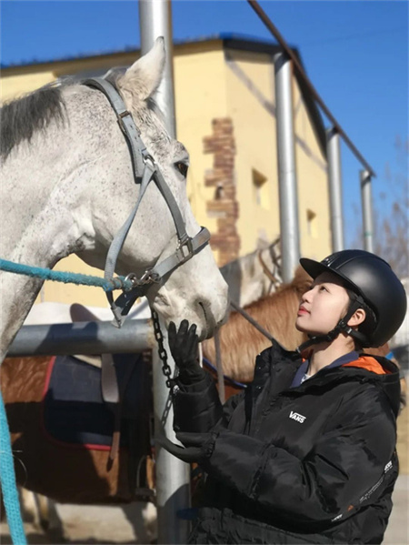 CKUR高二骑手杨慕茜:马术和学业我都要!大陆马 (4).jpg