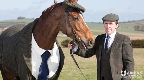 人模马样:英设计师为赛马穿上三件套西装1.jpg