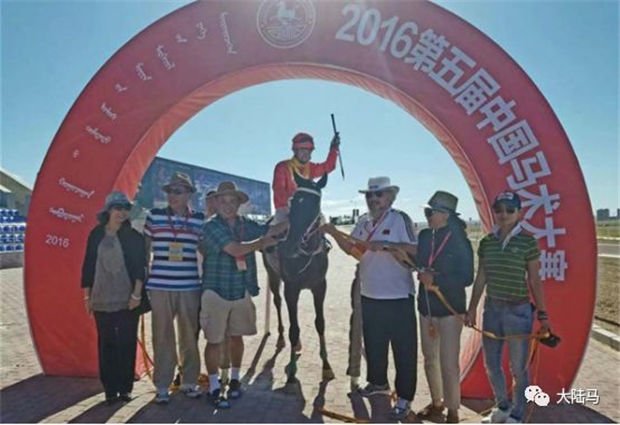 “天上飞的、地上跑的”冠军都被他拿了!马主高建鸥赛鸽又拿总冠军 大陆赛马网 (7).jpg