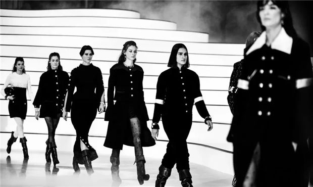 香奈儿停产!前不久那场注入马术自由与奔放、犹如骑士女孩颂歌般的大秀还历历在目 青马网大陆马 (2).jpg