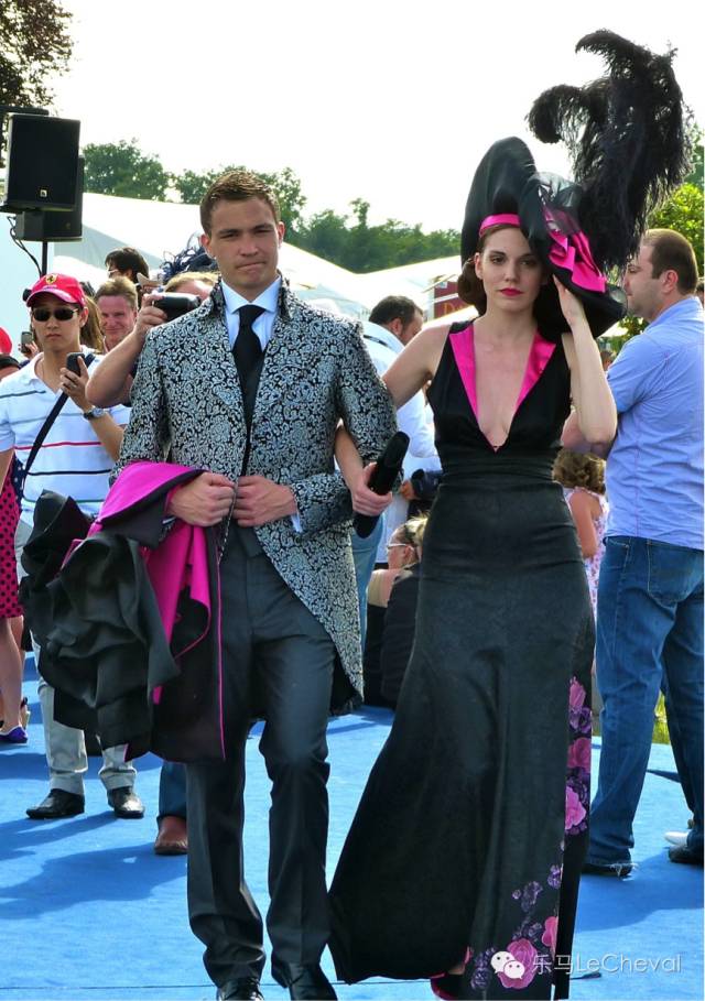 赛马场上体会真正的法式优雅:这么穿戴就是戴安娜优雅小姐! 30.jpg