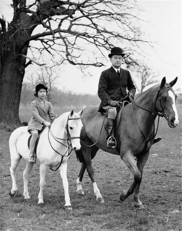 96岁英国女王,爱牠爱了92年! 大陆马 (4).png