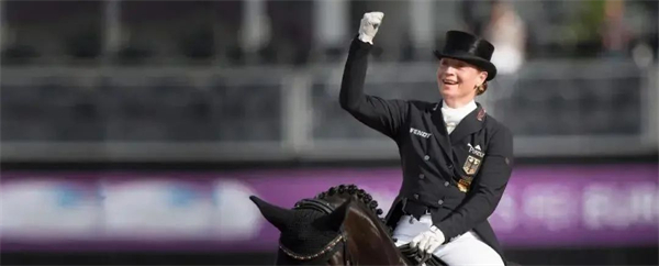 17岁马术世界杯三冠王“黑美人”正式退役 大陆马 (1).jpg
