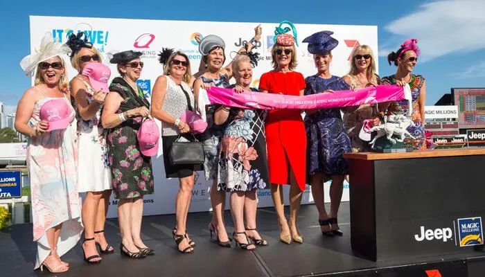 国外女性联合马主赛场合影 大陆马.jpg