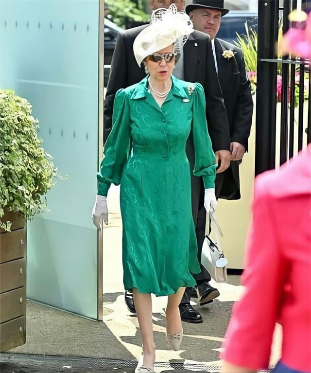 英国皇家牙雅士谷赛马会最后一日女王终于现身 (1).png