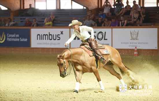 车王舒马赫女儿参加赛马秀 策马扬鞭惊艳全场 大陆赛马网2.jpg