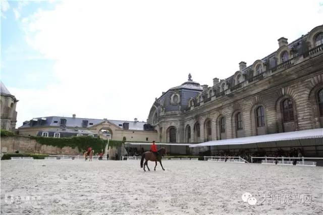 把戴安娜大奖赛带到你身边②:百年古堡是赛马场最美背景 10.jpg