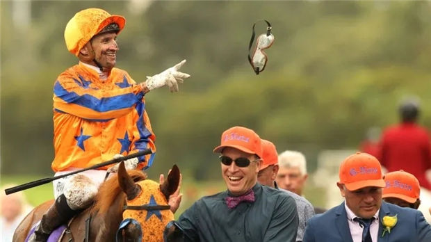 新西兰明星骑师宝逊考虑疫情之后全家移居悉尼 大陆赛马网 (2).jpg