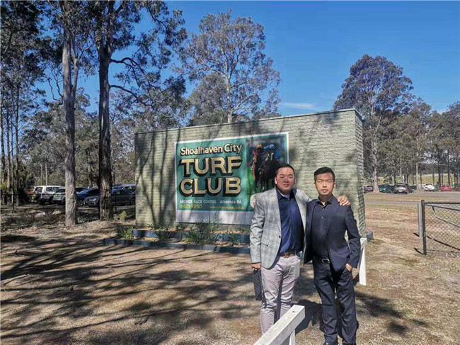 图:德利会创始人杜家安与大陆赛马网创始人兼CEO李鹏在肖尔黑文市赛马会诺拉赛马场.jpg