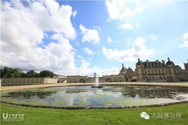 把戴安娜大奖赛带到你身边②:百年古堡是赛马场最美背景 3.jpg