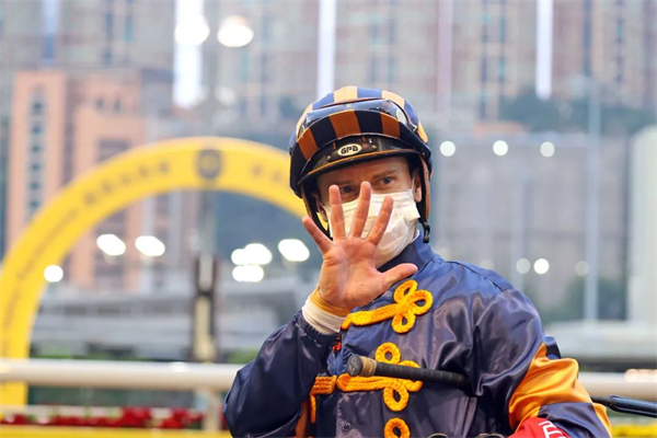 大年初六香港跑马地赛马:骑师潘顿十战五捷独领风骚 大陆马 (1).jpg