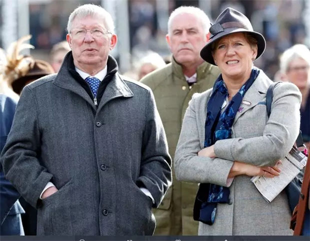 红魔曼联传奇足球教练弗格森不戴口罩参加6万人切尔滕纳姆赛马节 大陆赛马网 (1).jpg