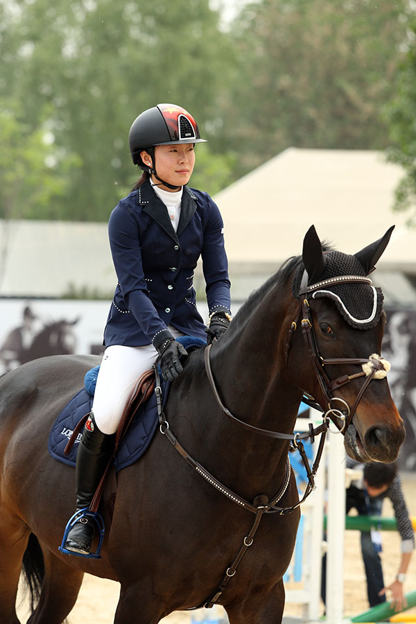 在2014浪琴国际马联场地障碍世界杯赛场上的田雨 大陆赛马网