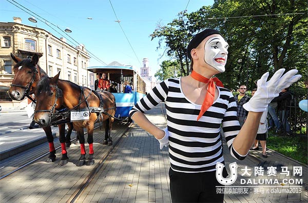 圣彼得堡纪念铁轨马车出现150年 大陆赛马网.jpg